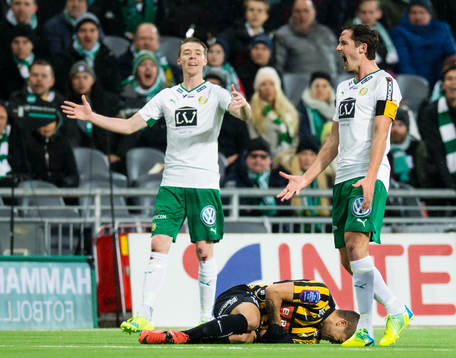 Hammarbys Philip Haglund reagerar medans Häckens Paulo de