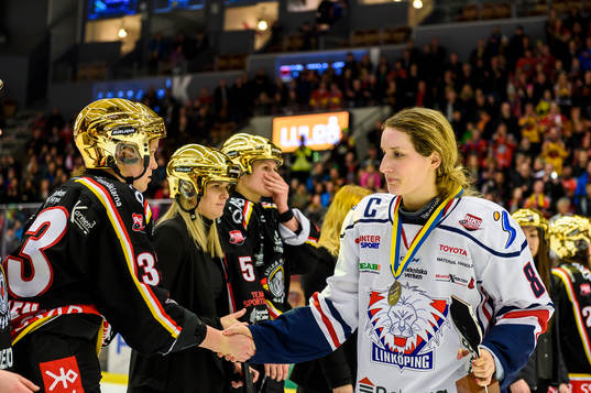 Linköpings Kristina Vikdahl gratulerar Luleås Michelle