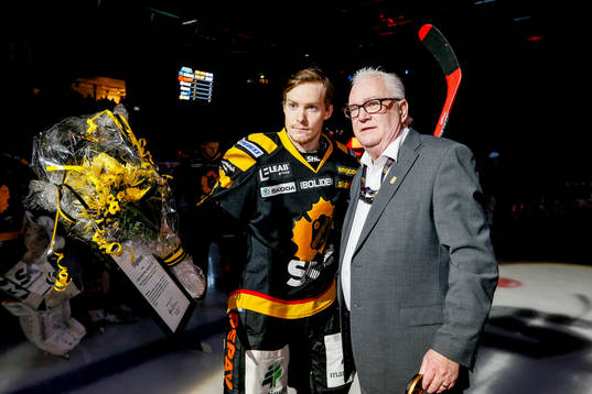Skellefteås Niclas Burström  tilldelas Salming Trophy av