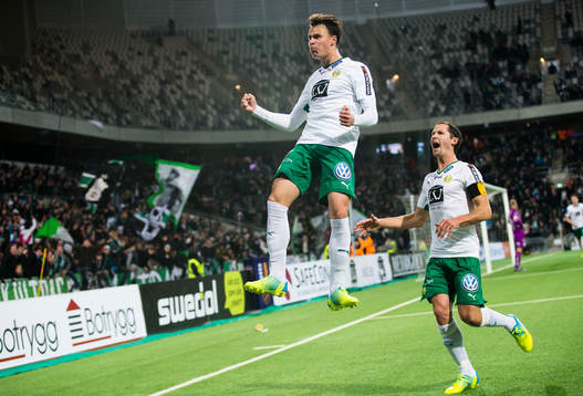 Hammarbys Melker Hallberg hoppar upp i luften och firar 2-2