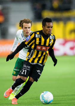 Häckens Nasiru Mohammed tar sig förbi Hammarbys Fredrik
