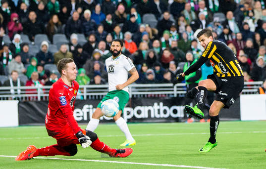 Hammarbys målvakt Ögmundur Kristinsson räddar ett skott