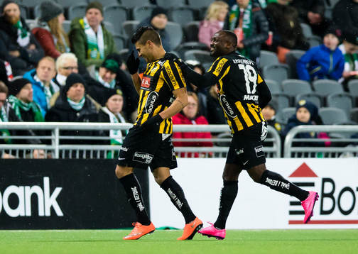 Häckens Paulo de Oliveira gör 1-2 och firar med John