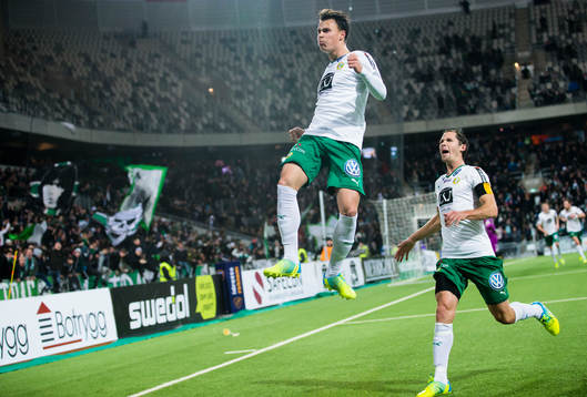 Hammarbys Melker Hallberg hoppar upp i luften och firar 2-2