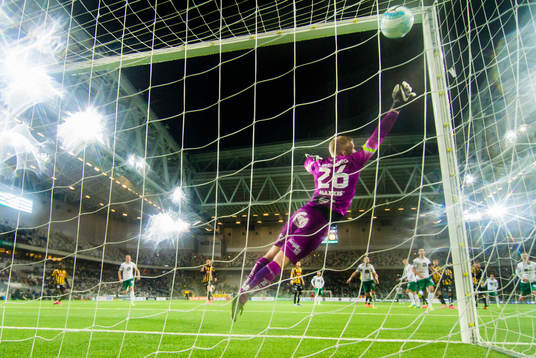 Hammarbys Melker Hallberg (ej i bild) gör 2-2 bakom