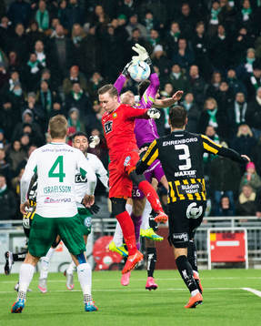 Hammarbys målvakt Ögmundur Kristinsson går upp i en