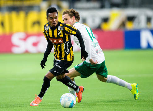 Häckens Nasiru Mohammed tar sig förbi Hammarbys Fredrik