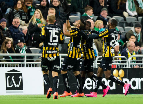 Häckens Paulo de Oliveira gör 1-2 och firar med