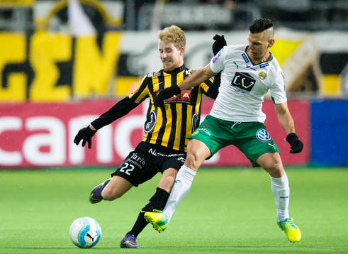 Häckens Samuel Gustafson i kamp om bollen med Hammarbys