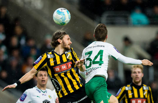 Häckens Simon Sandberg går upp i en nickduell med