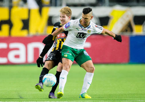 Häckens Samuel Gustafson i kamp om bollen med Hammarbys