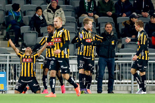 Häckens Paulo de Oliveira jublar