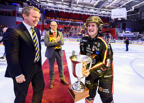 Luleås Emma Eliasson tar i mot sm-pokalen