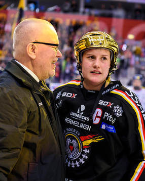 Förbundskapten Leif Boork med Luleås Emma Eliasson