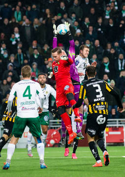 Hammarbys målvakt Ögmundur Kristinsson går upp i en