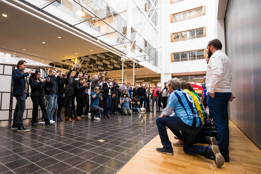 Media tar en gruppbild av tränarna