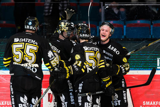 s Jacob Spångberg (h) och hans lagkamrater jublar