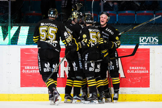 s Jacob Spångberg (h) och hans lagkamrater jublar