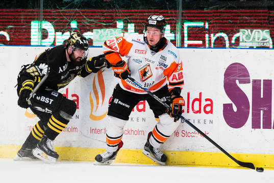 s Emil Lundberg och Karlskronas Vjatjeslav Trukhno i kamp