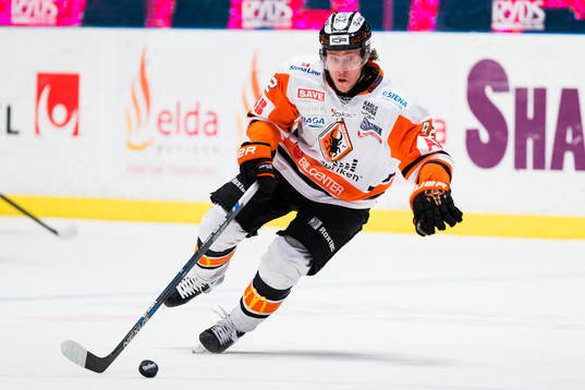 Karlskronas Jesper Olofsson med pucken