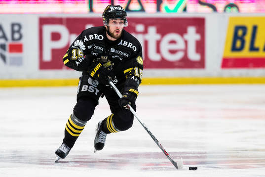 s Jonathan Andersson med pucken