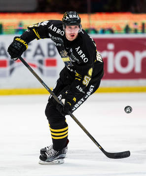 s Simon Fredriksson med pucken