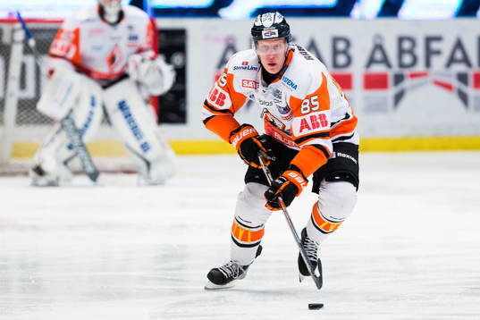 Karlskronas Toni Kähkönen med pucken