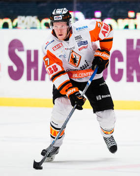 Karlskronas Henrik Nilsson med pucken