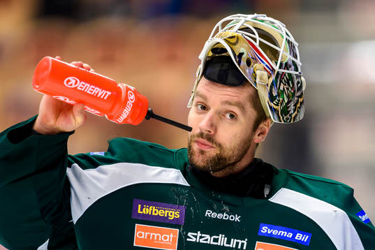 Färjestads målvakt Lars Haugen på uppvärmningen