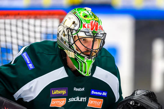 Färjestads målvakt Justin Pogge på uppvärmningen
