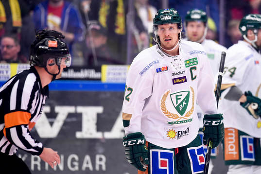 Färjestads Magnus Nygren blir utvisad i inledningen av