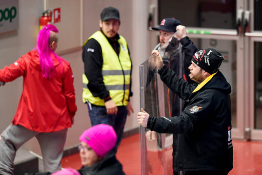Avbrott i spelet då en plexiglas skiva behövdes bytas ut