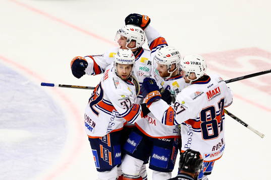 Växjös Liam Reddox som precis gjort mål 0-1 jublar med