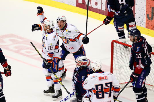 Växjös Liam Reddox har precis gjort mål 0-1 och jublar
