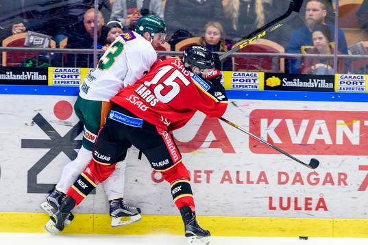 Luleås Christian Jaros tacklar Färjestads Martin Röymark