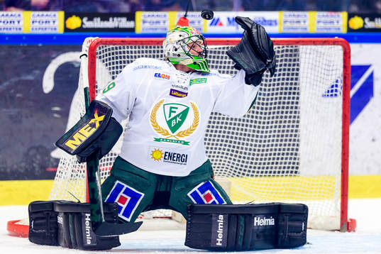 Färjestads målvakt Justin Pogge räddar ett skott