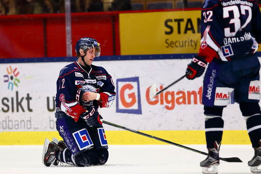 Linköpings Sebastian Karlsson får smäll och blöder