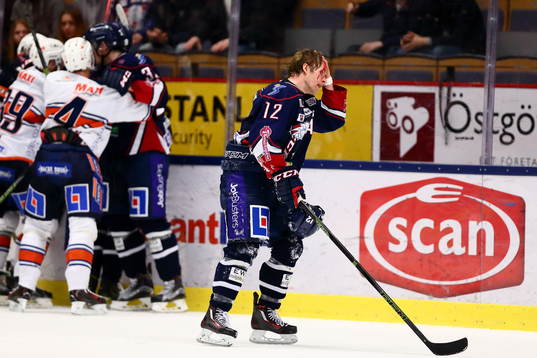 Linköpings Sebastian Karlsson blöder