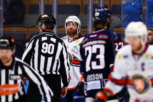 Växjös Josh Hennessy får matchstraff