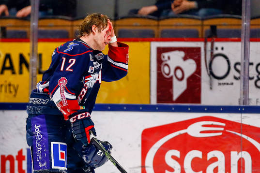 Linköpings Sebastian Karlsson blöder från huvudet