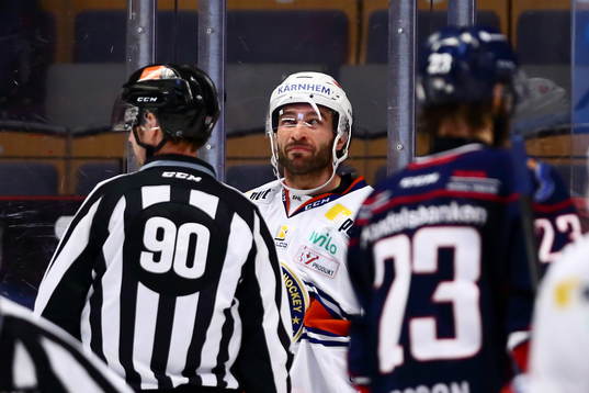 Växjös Josh Hennessy får matchstraff