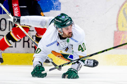 Färjestads Niklas Arell blir tacklad av Luleås Jonathan