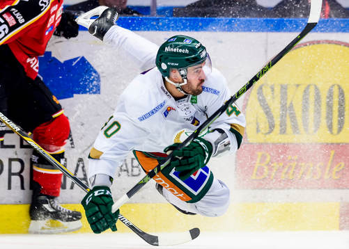 Färjestads Niklas Arell blir tacklad av Luleås Jonathan
