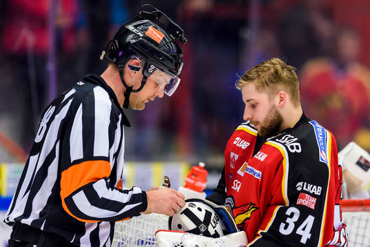 Domare Mikael Nord hjälper Luleås målvakt Joel