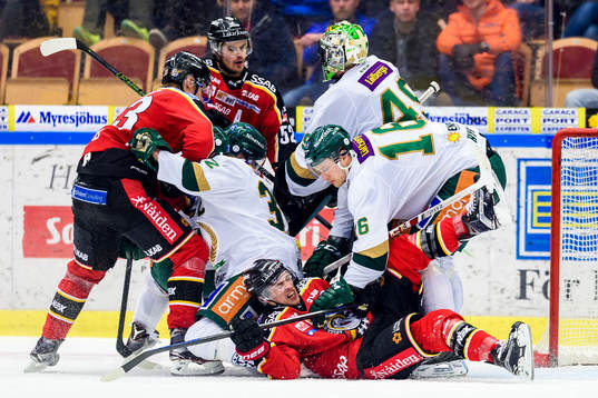 Färjestads Johan Ryno trycker ner Luleås Johan Forsberg