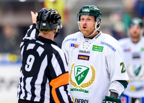 Färjestads Martin Röymark pratar med Domare Pehr Claesson