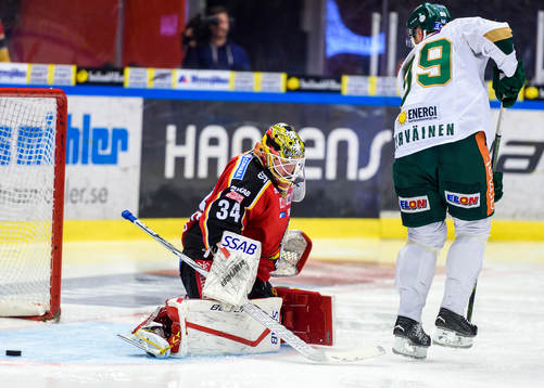 Luleås målvakt Joel Lassinantti räddar ett skott