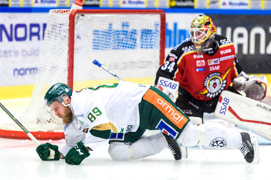 Luleås målvakt Joel Lassinantti blir utvisad för