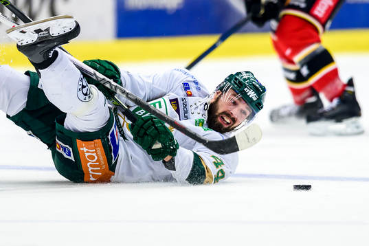 Färjestads Milan Gulas har blicken på pucken