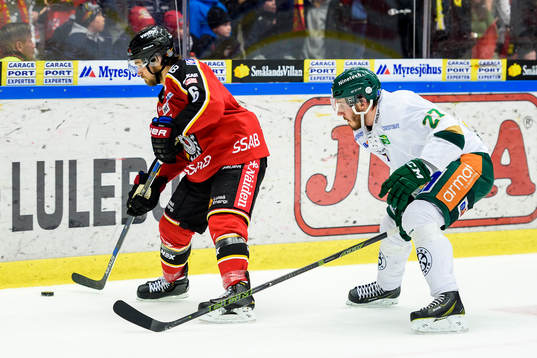 Luleås Craig Schira jagas av Färjestads John Persson